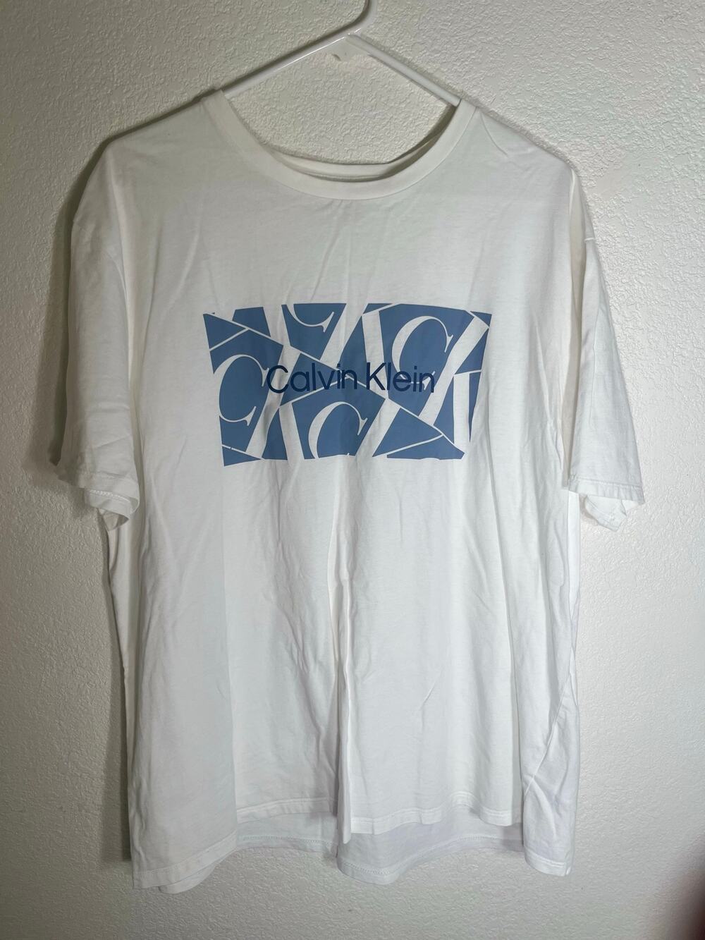 Calvin Klein XL men's white T-shirt w/design-used good